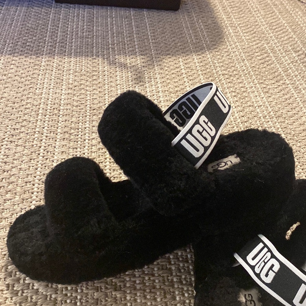 UGG SLIPPERS